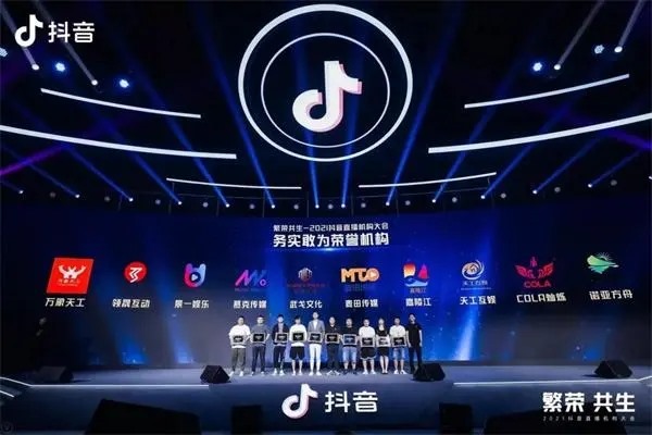 短视频直播间里，主播10万元高价收购硬币纸币，这有什么猫腻？